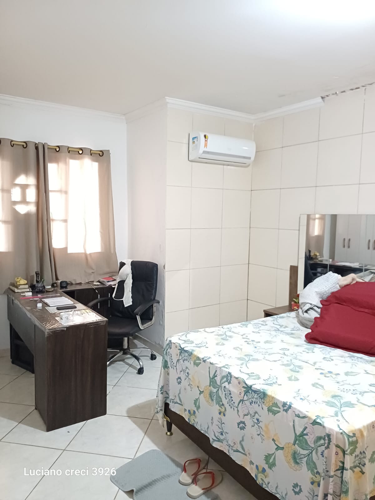 *VENDO IMOVEL NA SANTA LÚCIA, CASA COM PISCINA NO 1⁰ ANDAR. SAO 5 CASAS E UM TERCEIRO PISO 10X30.*