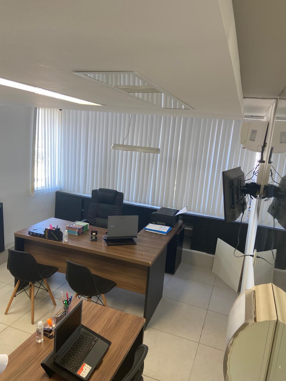 *VENDO SALA COM 41 MT²  NO EMPRESARIAL RUI PALMEIRAS  FAROL. PRÉDIO DE ESQUINA. AV.  FERNANDES LIMA.*