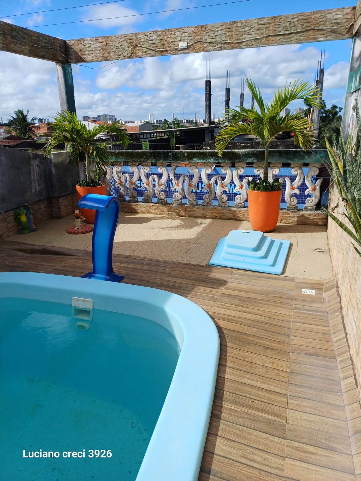 *VENDO IMOVEL NA SANTA LÚCIA, CASA COM PISCINA NO 1⁰ ANDAR. SAO 5 CASAS E UM TERCEIRO PISO 10X30.*