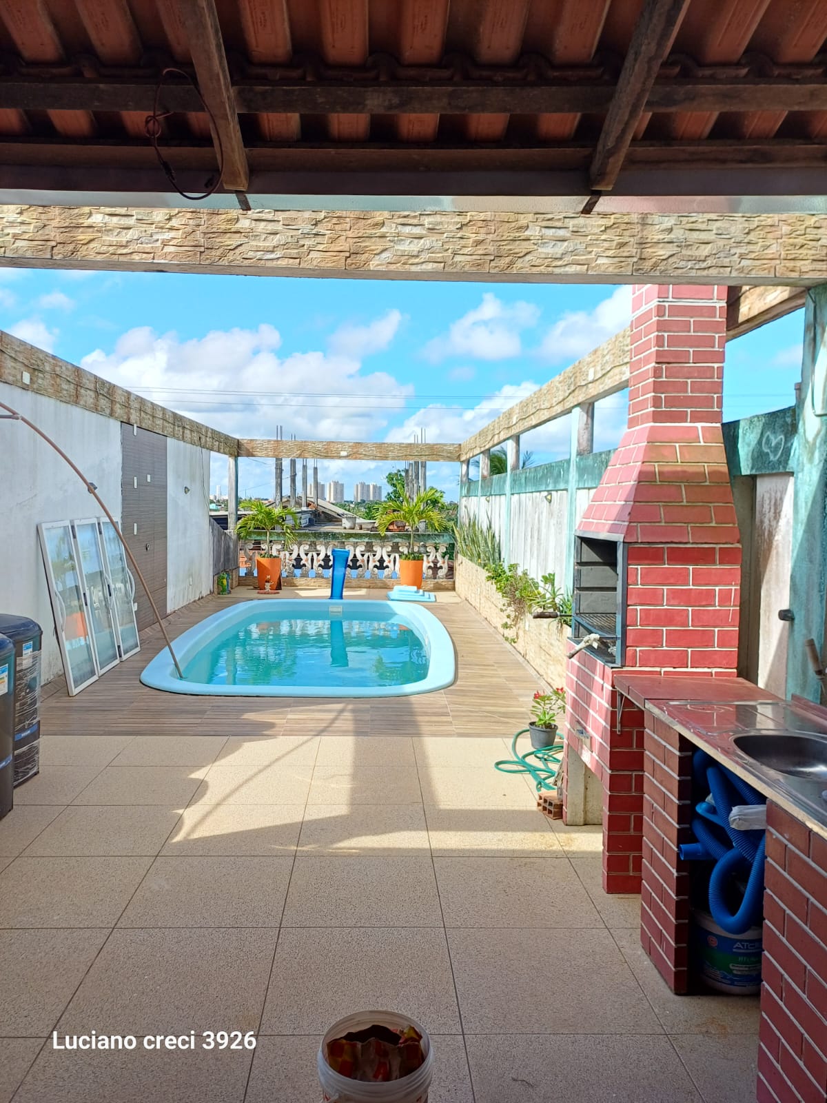*VENDO IMOVEL NA SANTA LÚCIA, CASA COM PISCINA NO 1⁰ ANDAR. SAO 5 CASAS E UM TERCEIRO PISO 10X30.*