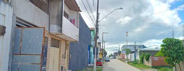 *VENDO IMOVEL NA SANTA LÚCIA, CASA COM PISCINA NO 1⁰ ANDAR. SAO 5 CASAS E UM TERCEIRO PISO 10X30.*