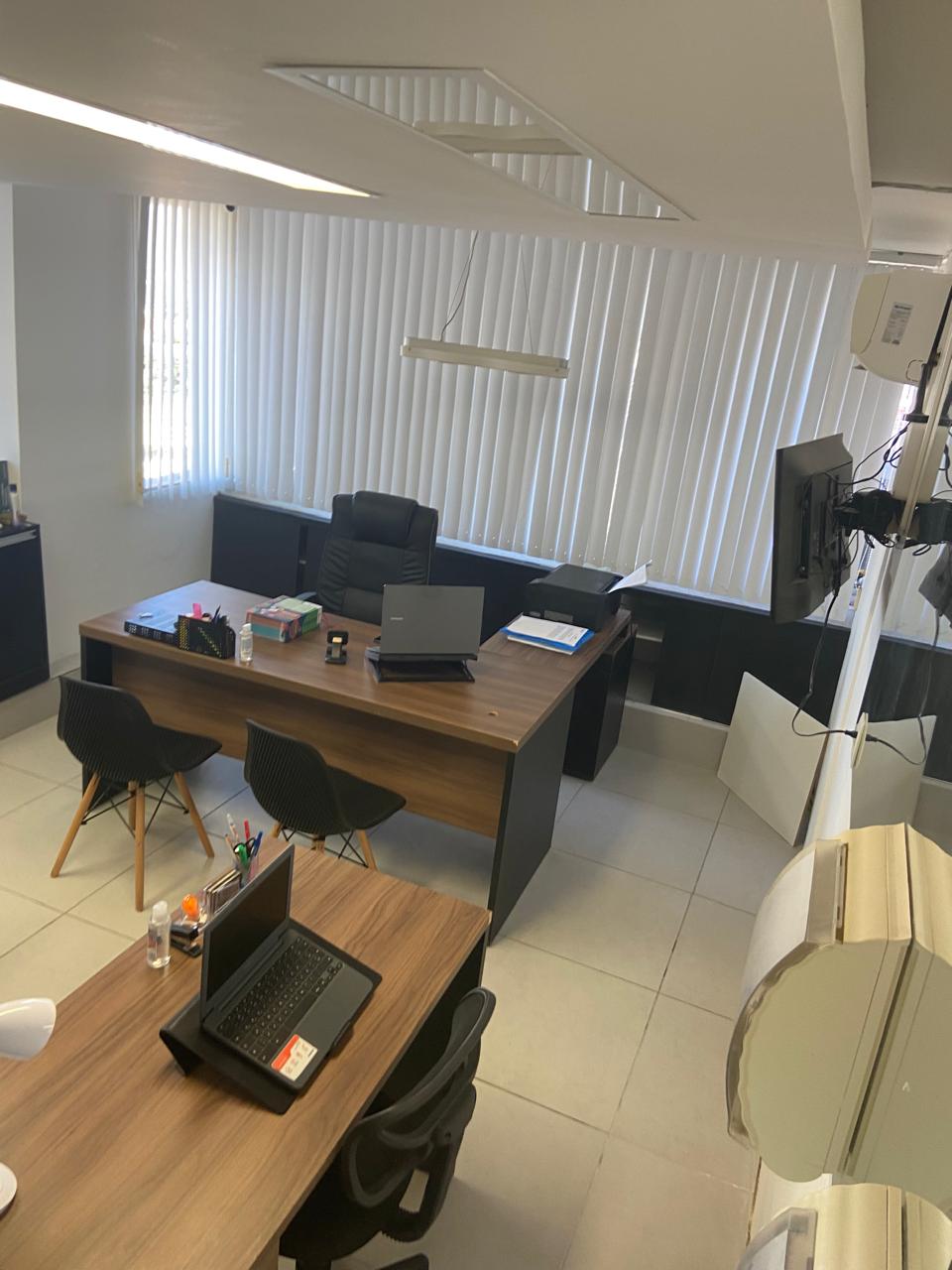 *VENDO SALA COM 41 MT²  NO EMPRESARIAL RUI PALMEIRAS  FAROL. PRÉDIO DE ESQUINA. AV.  FERNANDES LIMA.*