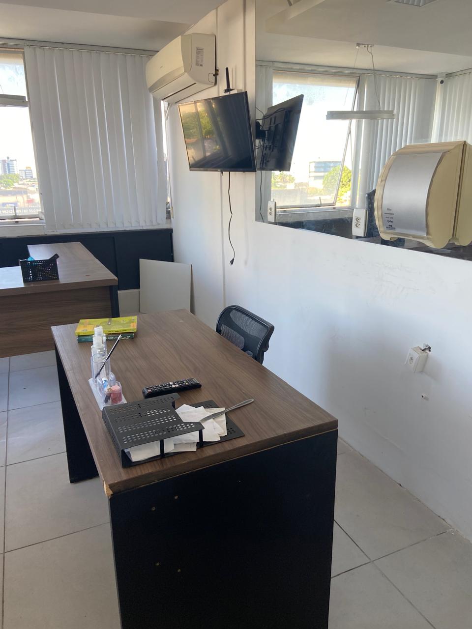 *VENDO SALA COM 41 MT²  NO EMPRESARIAL RUI PALMEIRAS  FAROL. PRÉDIO DE ESQUINA. AV.  FERNANDES LIMA.*
